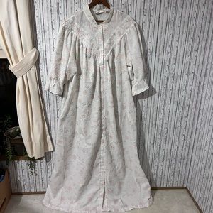Vintage Larger sized Gilligan O'Malley snap up floral nightgown